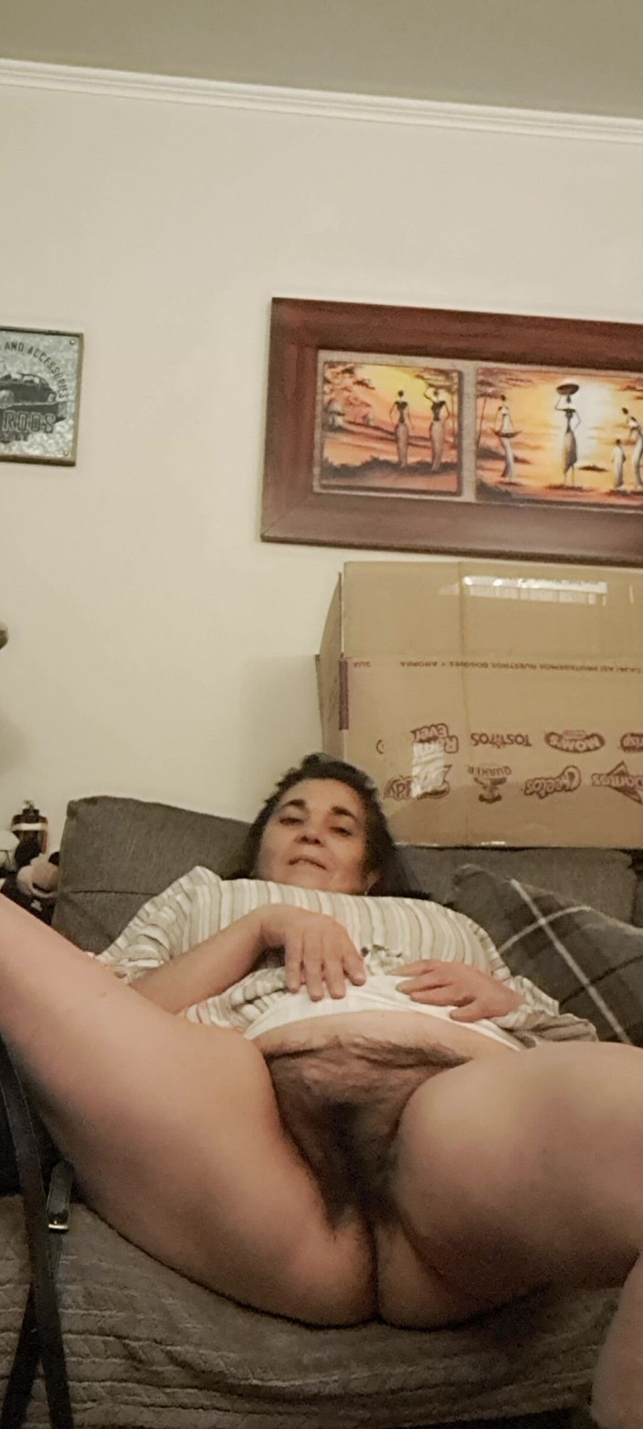 Mommy big hairy pussy: MILF継母ロールプレイ。