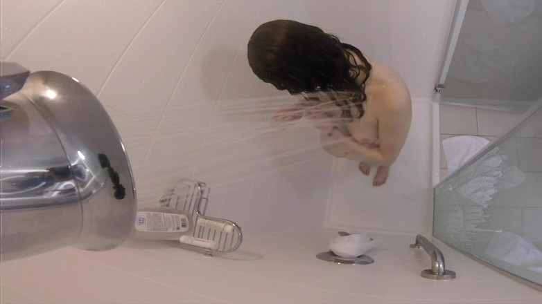 Real Amateur Sluts: Sara Indeep prend une douche