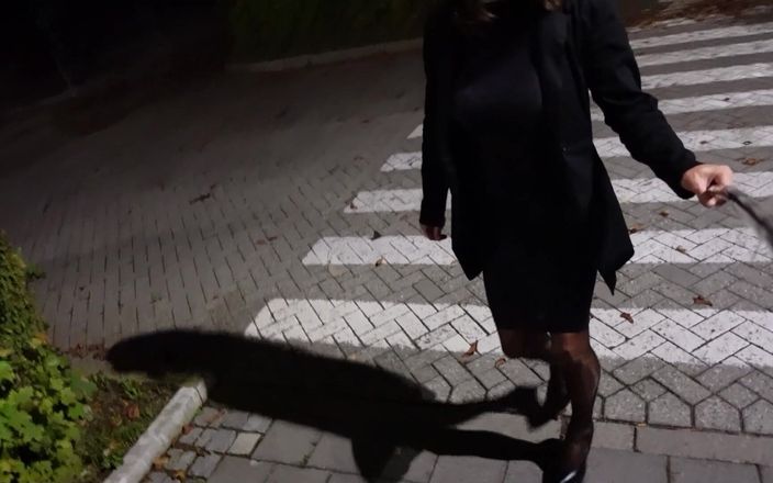 Loreley add: Oblékla jsem si průhledné šaty a nechala chcaní běžet