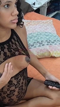 Krásná těhotná žena masturbuje k orgasmu s vibrátorem během sólové relace