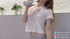 Emmi Evans: Cewek itu menuangkan air ke kaos dan leggingnya