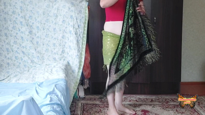 Kitty_Cross: Ladyboy xinh đẹp trong chiếc váy vũ công bụng làm tại...