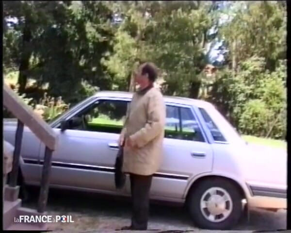 French Family Secrets: Seorang gadis kampus dengan selingkuhan pirang disetubuhi di halaman.