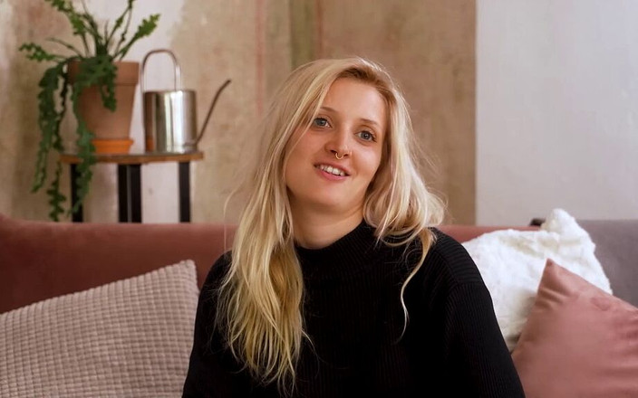 Pro Amateur by Magmafilm: Siswa imut mencoba seks di depan kamera