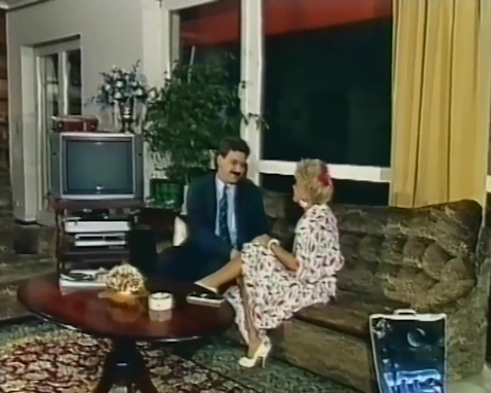 Vintage Climax: Sevimli esmer orta yaşlı seksi kadın kalın adamlar tarafından sikiliyor