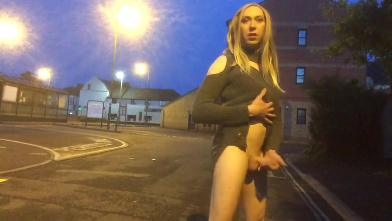 The Midnight Minx: Crossdresser tanpa celana dalam