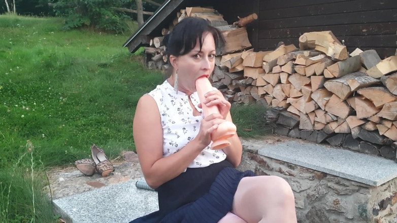 Wanilianna: Esperienza all'aperto con un dildo gigante