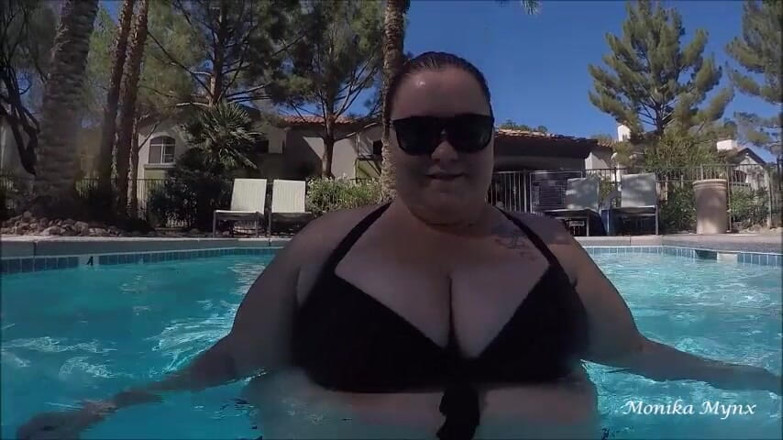 BBW Pleasures: 수영장에서 걷는 SSBBW 수중 보기