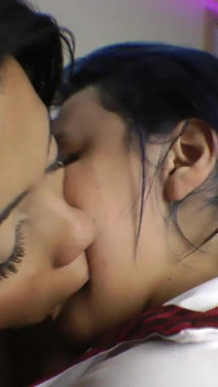 Ciuman panas lesbian dengan dominatrix gergasi