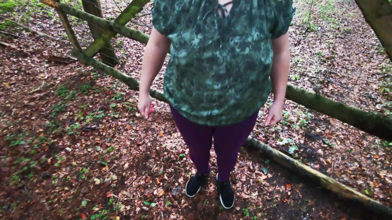 Bouncy Tits Action: Nackte titten im wald müssen bestraft werden