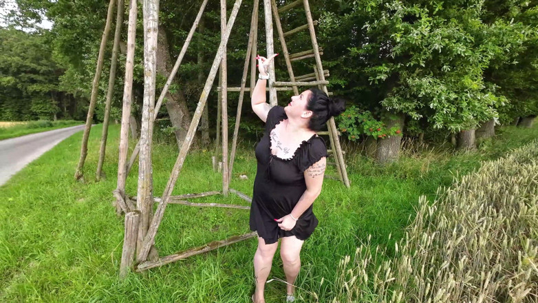 LadyLenaXXX: Xxl Pissing From Above in the Forest