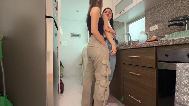 scarlettandc: Tribbing-ul care udă vaginul lesbienelor