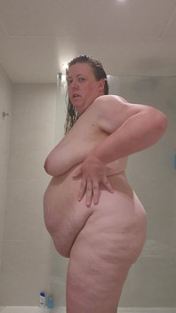 丰满熟女洗澡露出所有