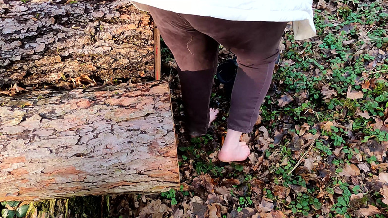 Bouncy Tits Action: 阴户拍打 mit dem lineal im wald