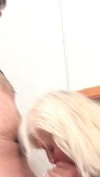 Rubia peluda madura con grandes tetas consigue cocina follada y cremada en la boca