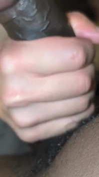Gemendo femboy fodida com gozada interna dentro