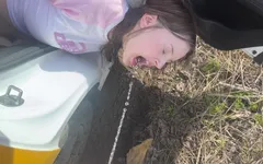 Het meisje houdt van anale seks en pissen in een taxi
