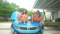 Good Girls Mansion: Gruppe von Latinas masturbiert in Bmw Ggmansion