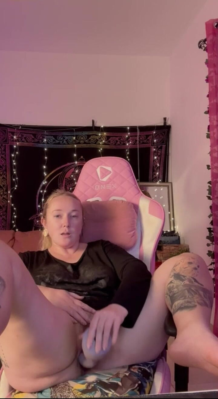 Kisicaxx: Folosește un vibrator imens