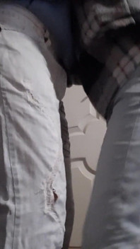 Le amiche lesbiche sposate fanno sesso segretamente mentre i loro mariti guardano il calcio nella stanza accanto