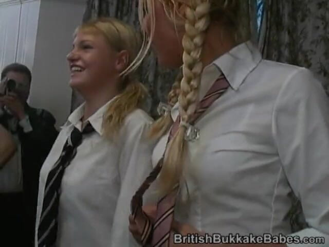 British Bukkake Babes: Deliciosas chicas universitarias chupan pollas