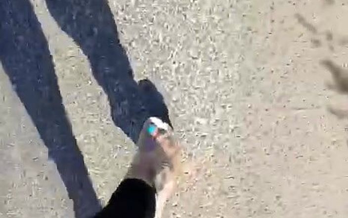 Ellys: Picioare sexy mergând cu tocuri înalte