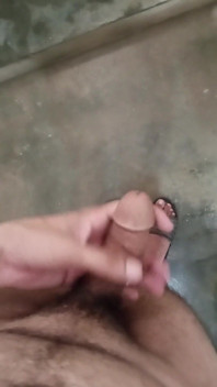 Sexy junge masturbiert im badezimmer