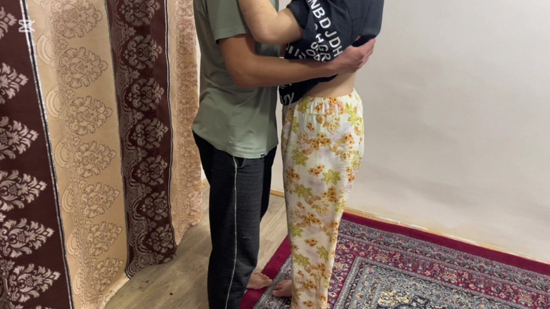 Roben: Hai người yêu nhau làm tình bên cửa sổ