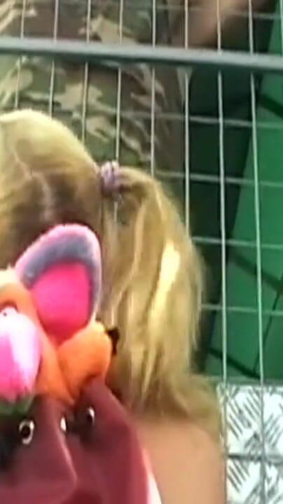 ORGASMX: Nienasycona blond milf drenaż kamuflaż na zewnątrz
