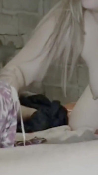 Dívka se sladkýma očima kouří hluboko do krku