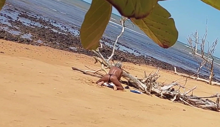 Ladysilvas: Ladysilva fue filmada escondiendo bronceado su culo caliente en la...