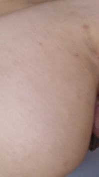 Gagică sexy lărgită cu pârțuri în poziția capră cu pârțuri cu spermă