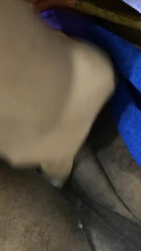 Kız erkeklerin göt deliğini parmaklıyor