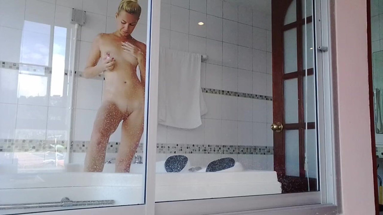 MissAnja_FH: Lihat aku di kamar mandi