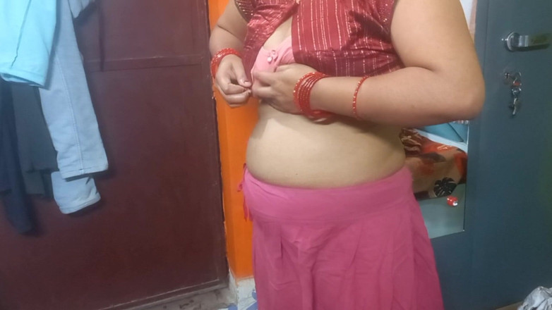 Manjushukla: Bhabhi India yang sangat cantik dalam Saree Merah