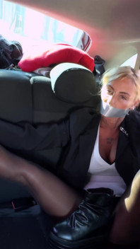 Gjorde i en bil: Ingalls, en argentinsk modell, i en bilbaserad simulerad fångenskap rollspel - Bondage Video