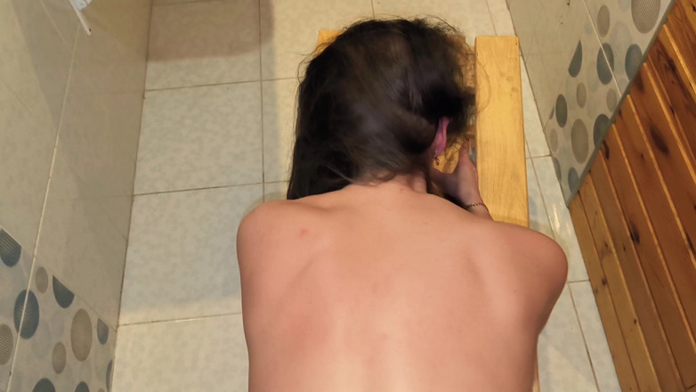 S-Wife Katy: Ho visto una bellissima ragazza in una sauna pubblica e...