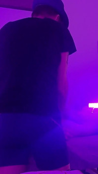 Damon geeft een tantriquemassage aan Julia Sky