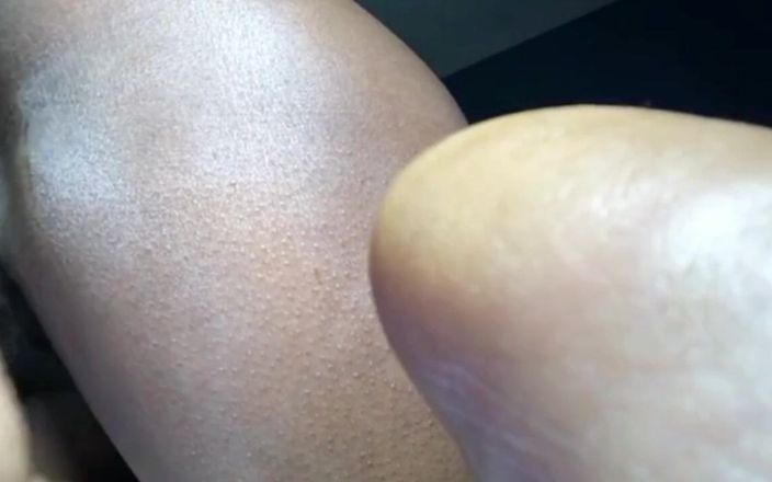 Dzaddy long strokes: Sexy MILF zeigt dicken arsch, titten und fingert muschi