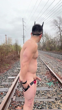 Regengetränkter asiatischer muskelgöttin in Jockstrap hüpft pecs, zeigt v-taper &isst seine massive ladung auf Zugstrecken