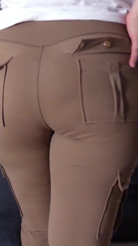 La mia bellissima sorella e i suoi leggings troppo stretti, il suo perizoma troppo stretto e lei troppo stretta!
