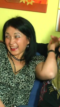 En privado en casa de Simone se organiza un trío desenfrenado con una milf rubia y una morena, ambas de Alemania