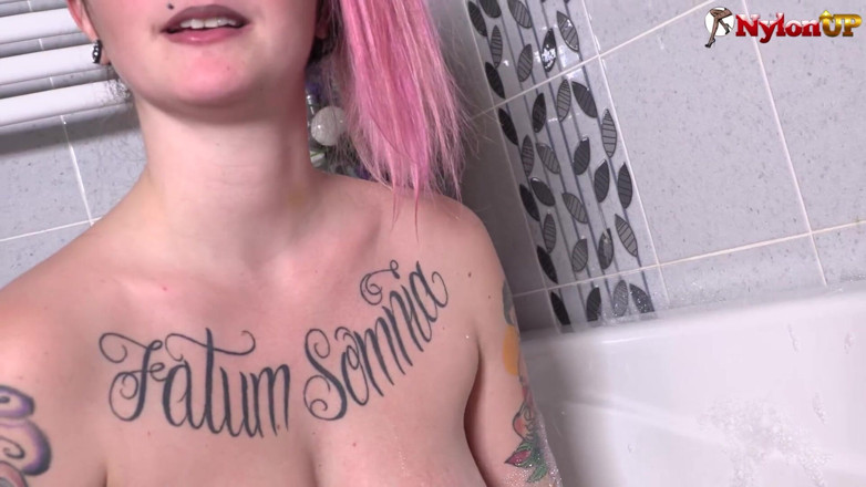 FootFetish Girls With Sex Toys and Nylons: Rosa medusa spielt mit ihrem dildo im badezimmer