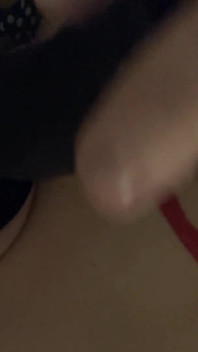 Aku lagi asik muasin toket besarku pakai dildo sampai orgasme