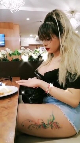Barbietransxxxx: Transexual en una playa desnuda de vacaciones