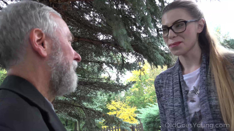 Old Goes Young: Si comel menyertai seorang lelaki tua untuk dikongkek dubur.