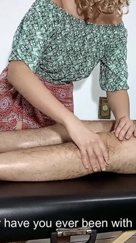 彼はなんとかマッサージ師の服を脱がせ、彼女にフェラチオをして彼の上に座るように説得しました。