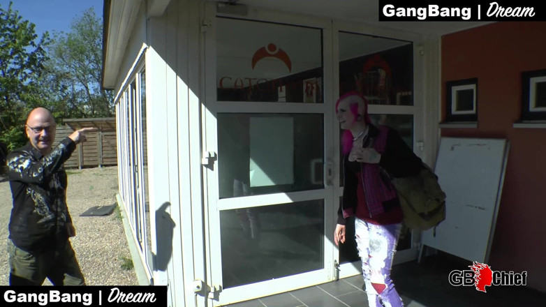 GangBang-Dream: Puta punk cutre es follada y meada en una gangbang...