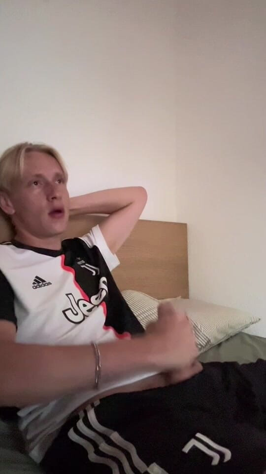 Axton Drake: Voetbalbroer geil masturberend