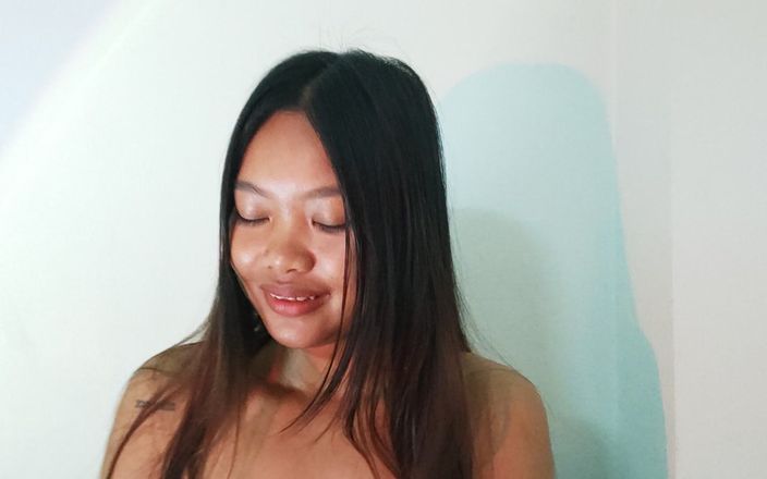 Abby Thai: Zblízka na obličej při jízdě s ptákem